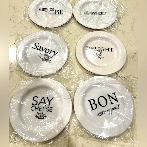 Set of 8 - 6” plastic dessert plates. - Picture 4 of 5